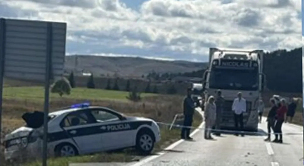 Драма у БиХ: Комбијем се залетио у полицију, па побјегао