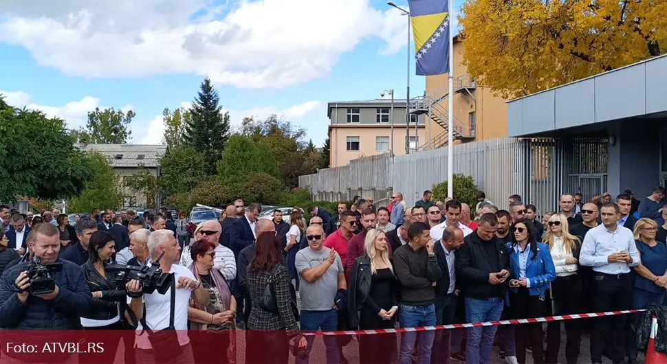 Podrška predsjedniku Dodiku i Lukiću ispred Suda BiH