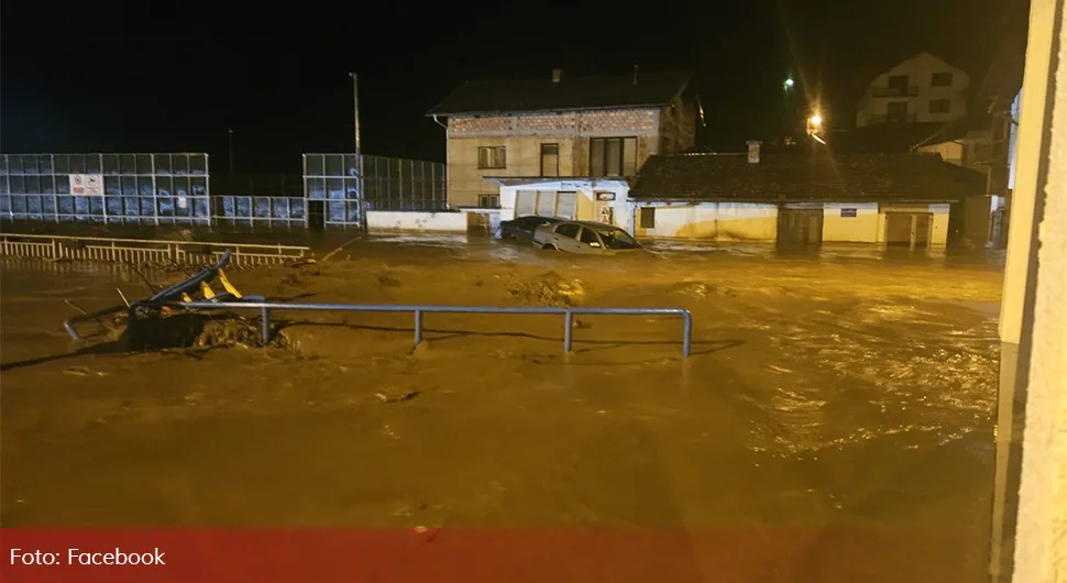 Majka sa djecom zarobljena u kući usljed poplava