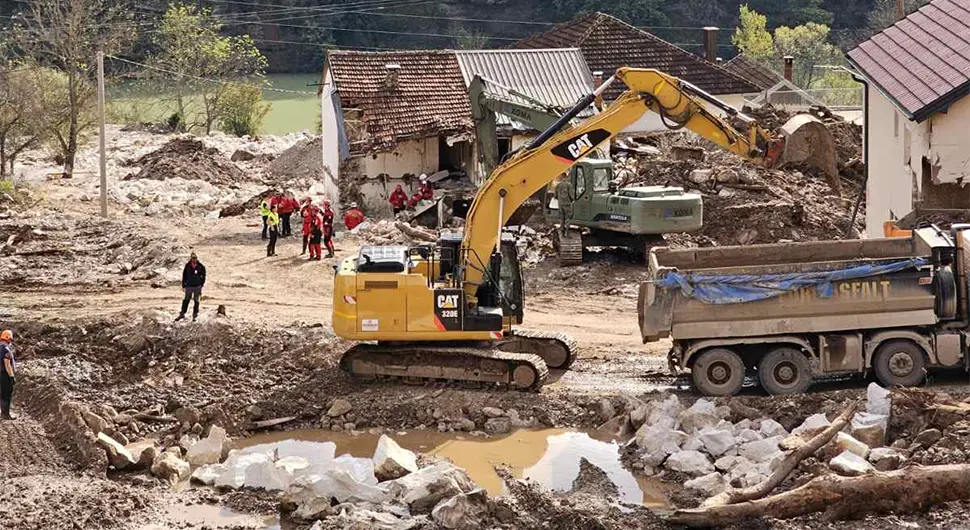 Spasioci RUCZ i dalje u Jablanici: Problem zakrčena deponija otpada