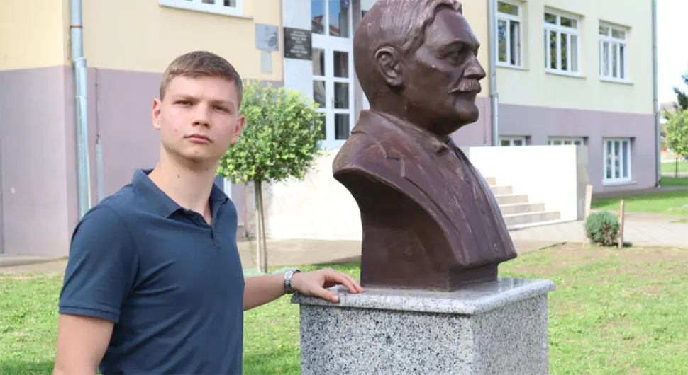 Iz želje da pomogne baki Andrej odlučio da pohađa dva razreda odjednom