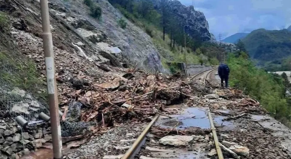 Спасиоци чамцима дошли до Јабланице: Војска излази на терен