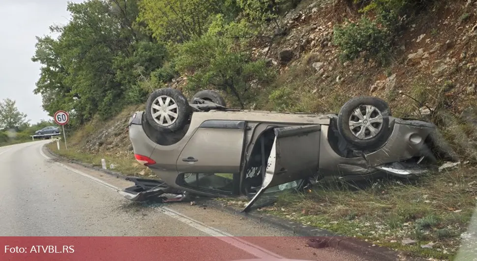 Automobil završio na krovu, povrijeđene četiri osobe