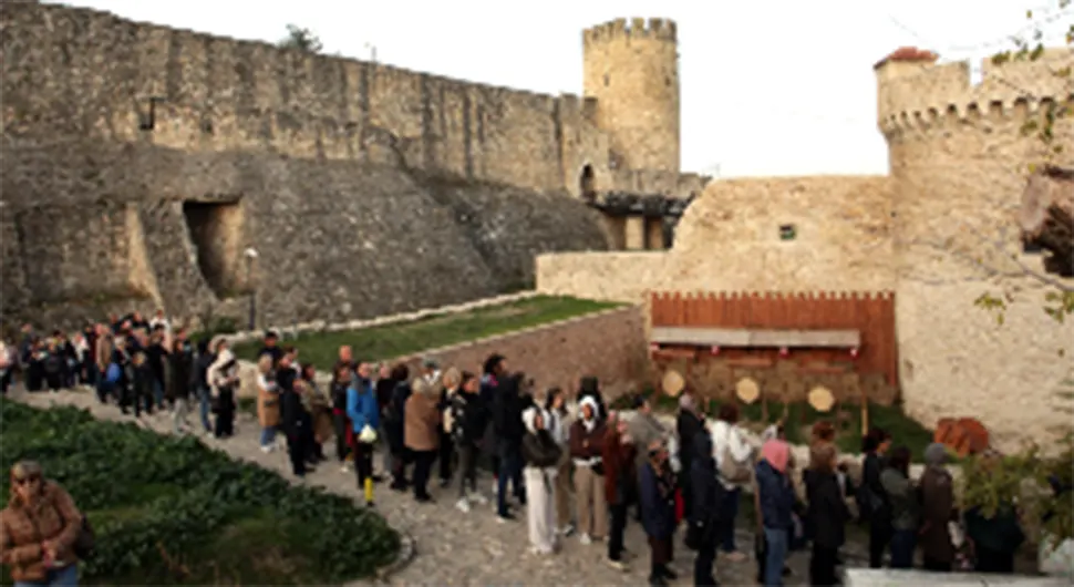 Hiljade vjernika se poklanja moštima Svete Petke na Kalemegdanu