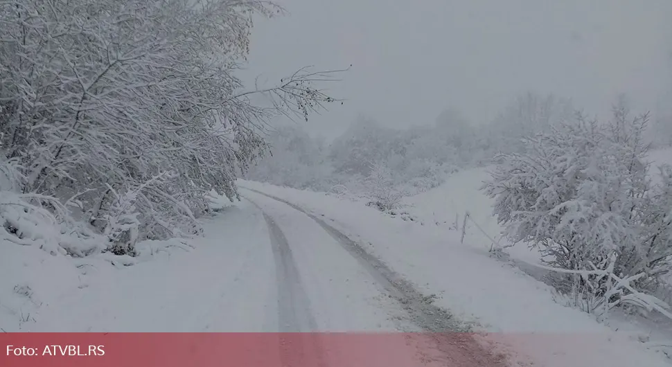 Доња Кола без струје и превоза