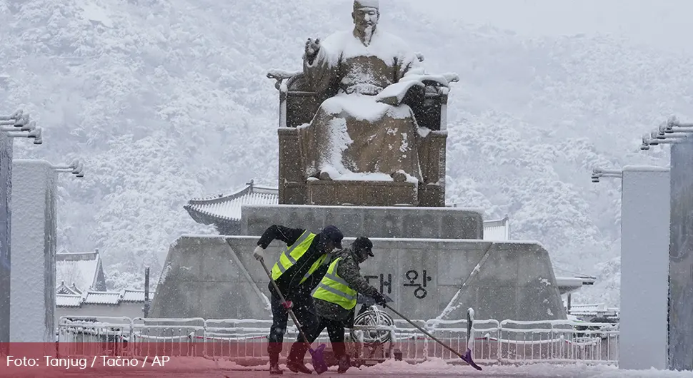 Rekordne snježne padavine: Stao saobraćaj, otkazani letovi, hiljade domaćinstava bez struje