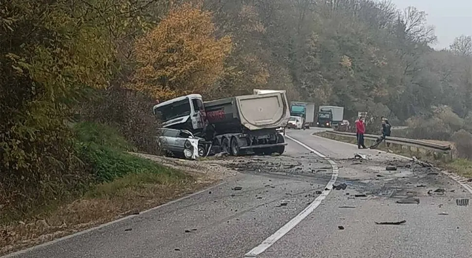 Težak sudar kamiona i auta, ima stradalih