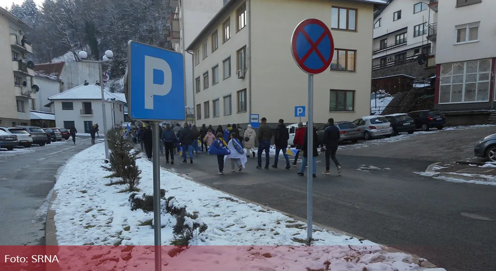 Скандалозно: У Сребреници дјеца огрнута ратним заставама тзв. Армије БиХ