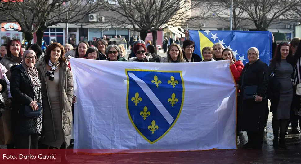 Провокација у центру Бањалуке: Махали ратним заставама БиХ, полиција реаговала