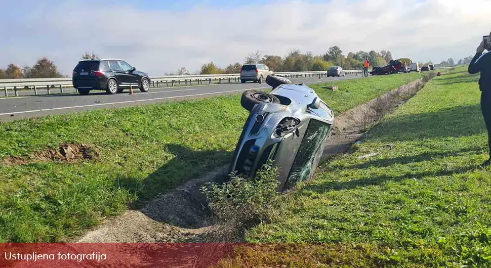 Jezive slike sa mjesta nesreće: Jedno vozilo na krovu, drugo u kanalu!