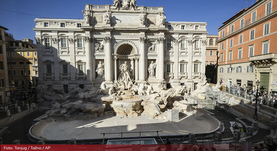 Fontanu di Trevi zamijenio improvizovani bazen, turisti bijesni: Uskoro nova pravila u Rimu