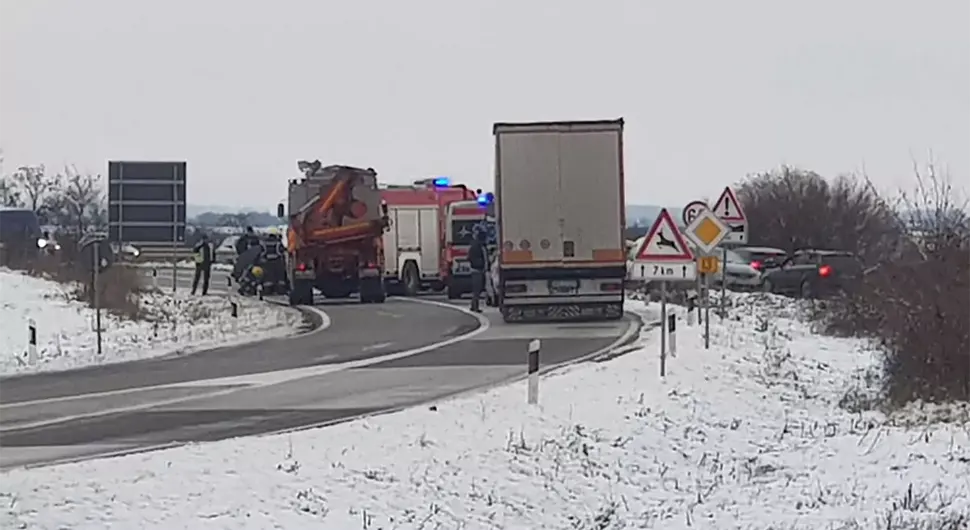 Jeziv udes: Automobili smrskani, jedna osoba poginula, dijete teško povrijeđeno!