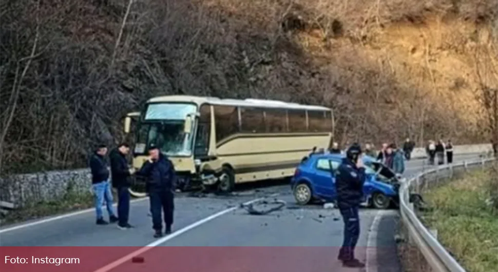 Sudar automobila i autobusa koji je prevozio djecu sa KiM: Neke odvoze u bolnicu