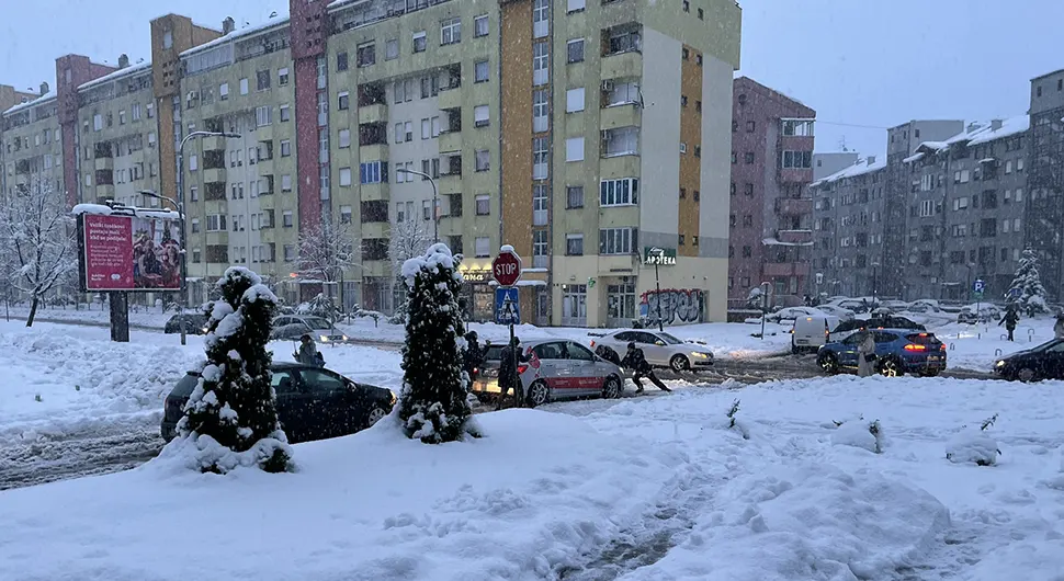 Auta se zaglavljuju, policajci pomažu, vozači lopataju