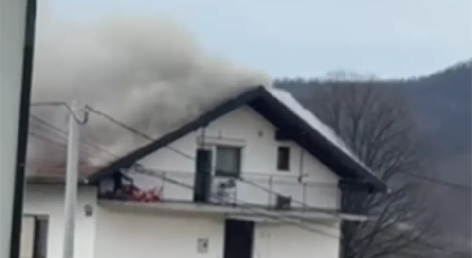 Porodici sa troje d‌jece izgorio krov kuće u Banjaluci