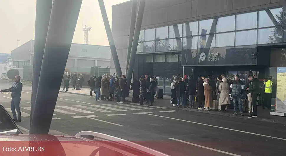 Еvakuisani putnici sa sarajevskog aerodroma: Pronađen sumnjiv kofer