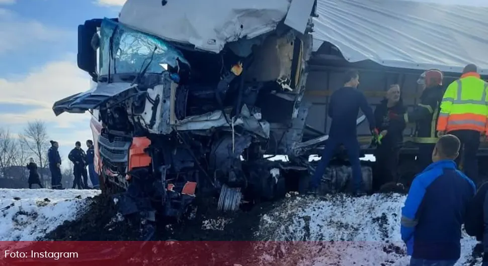 Stravičan udes kamiona i autobusa, više vozila Hitne pomoći na terenu