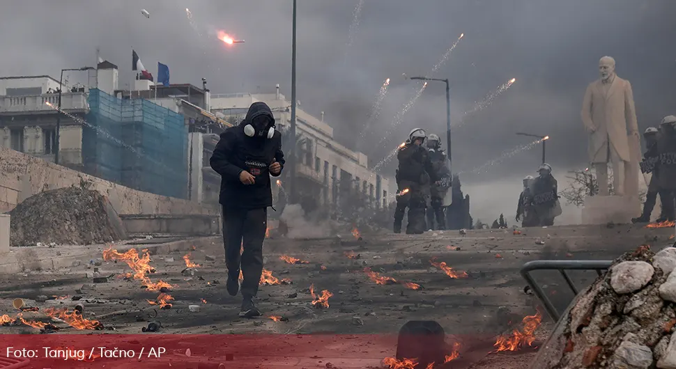 Протести у Грчкој прерасли у жесток сукоб: Полиција испаљује сузавац на младиће који их каменују