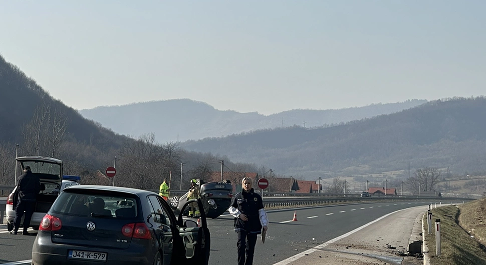 Udes na auto-putu 9. januar, auto na krovu