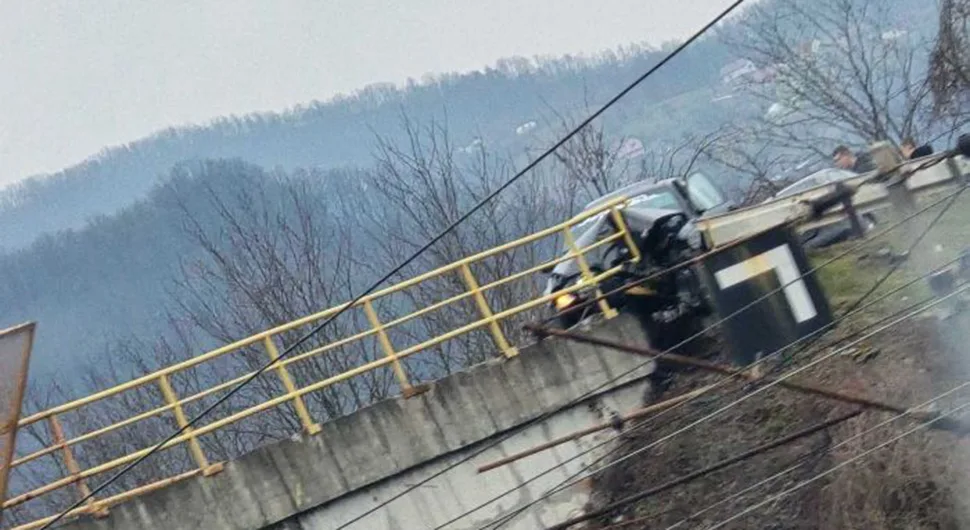 Auto visi sa mosta - novi težak udes