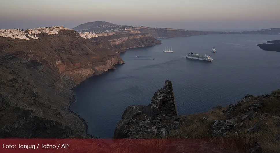 Novi snažan zemljotres pogodio Santorini