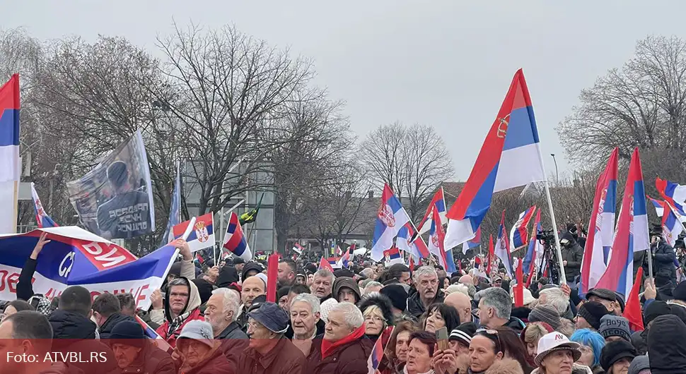 Каменом гађали аутобус из Српске који се враћао са скупа у Сремској Митровици