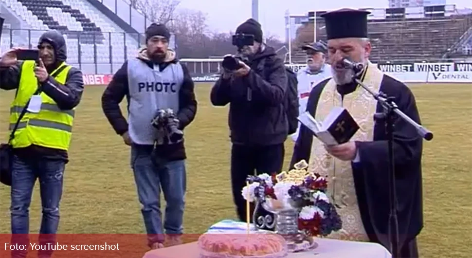 Bizarne scene! Pop očitao molitvu, pa navijači prebili delegata