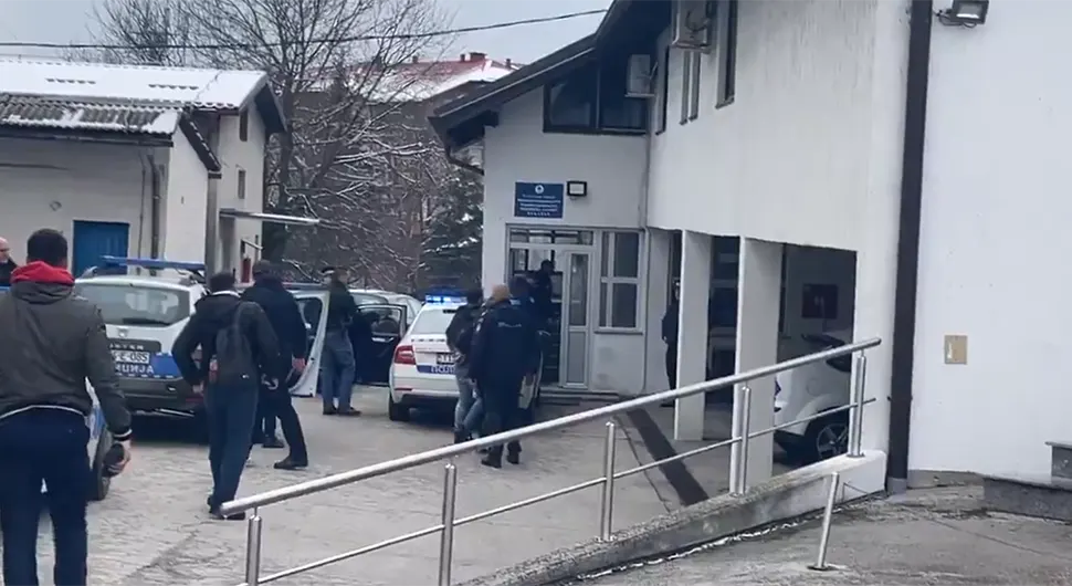 Pogledajte sprovođenje Selimovića u policijsku stanicu