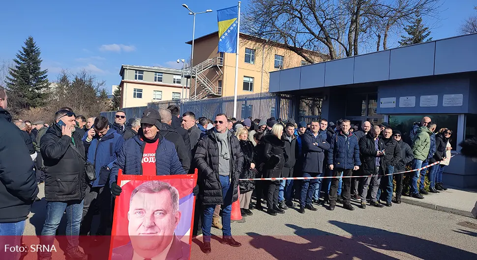 Завршне ријечи: Народ већ почео да се окупља пред Судом БиХ