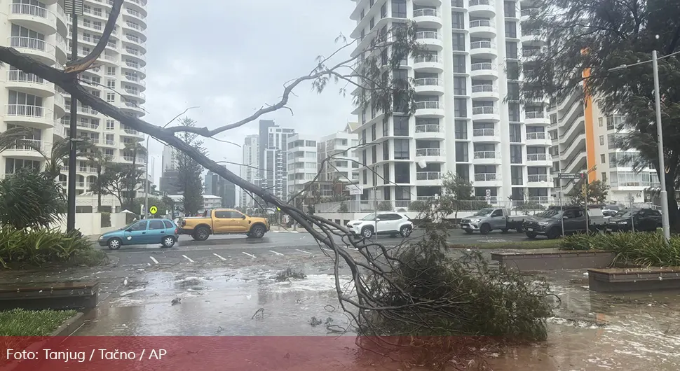 Олуја угасила струју стотинама хиљада људи