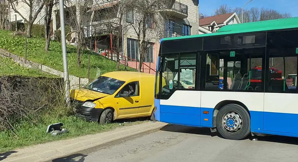 Нови удес у Бањалуци: Судар аутобуса и два возила