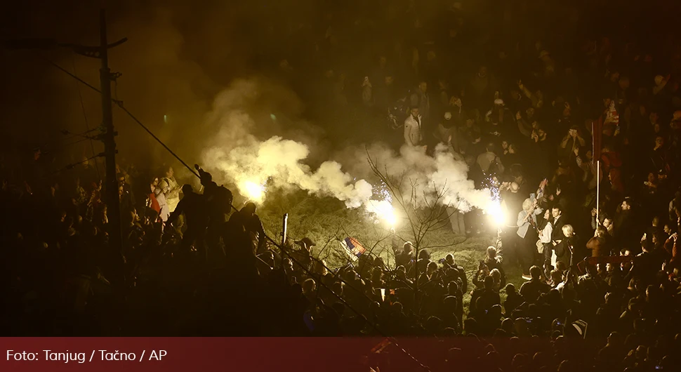 Grupa osoba sa crnim kapuljačama upala u Pionirski park