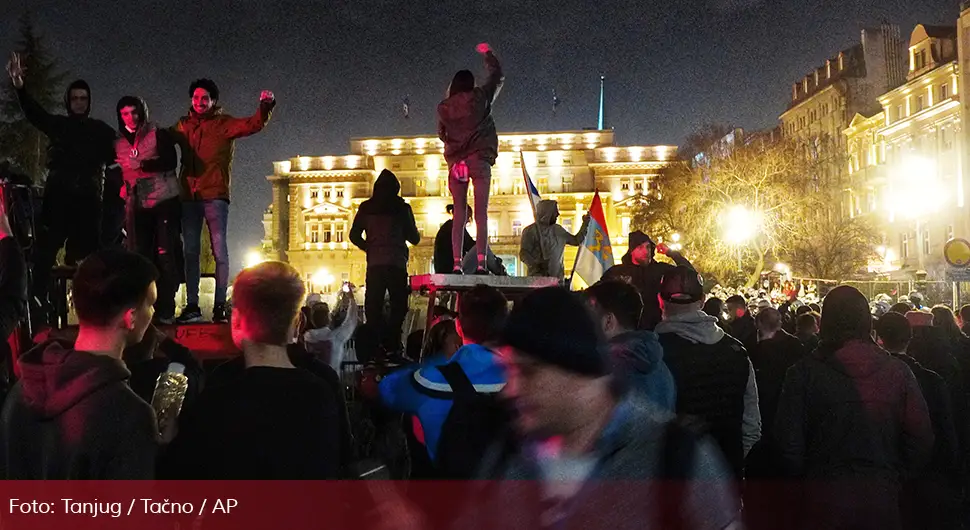 Došli iz Tuzle na protest u Beograd, traže da se uhapsi Dodik