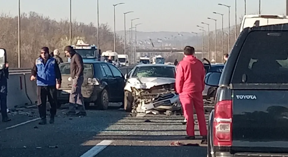 Тежак удес на брзој цести Бањалука-Лакташи, саобраћај обустављен