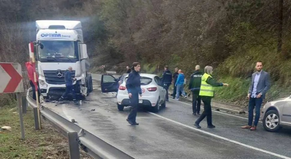 Jeziv udes: Poginula jedna osoba, saobraćaj obustavljen